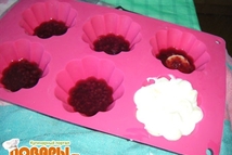 Шаг 3: Достать из холодильника застывшую малину, …