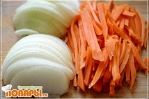 Шаг 2: Лук почистить, помыть и порезать …