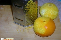 Шаг 1: Натереть кожуру 2 апельсинов на …