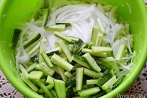 Шаг 2: Огурцы помыть и порезать небольшой …