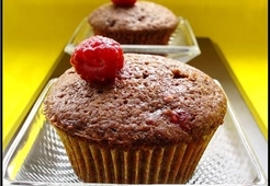 Шоколадные маффины с малиной