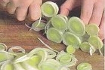 Шаг 1: Лук-порей тщательно промойте изнутри от …