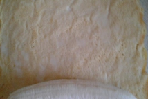 Шаг 3: Выливаем тесто на форму, застеленой …