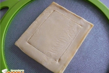 Шаг 1: Тесто разморозить. Положить на противень. …