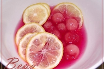 Шаг 1: Из мякоти арбуза круглой выемкой …