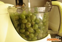 Шаг 2: Измельчить ягодки в блендере: