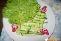 Шаг 9: С редиса делаем цветы, украшаем …