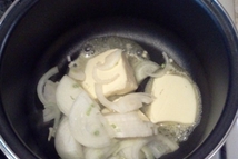 Шаг 2: В сотейник добавляем нарезанную тыкву …