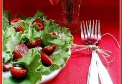 Салат с клубникой и листьями салата