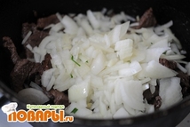 Шаг 2: В казанке разогреть подсолнечное масло. …