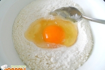 Шаг 1: В просеянную муку добавить соль, …