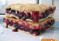 Постный пирог  с черной смородиной