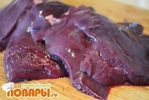 Шаг 2: Печень помыть, и оставить на …