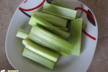 Шаг 5: Дальше берем ревень, моем его …