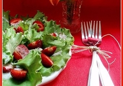 Рецепт: Салат с клубникой и листьями салата