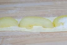 Шаг 2: Тесто разморозить. Каждую пластину раскатать …