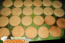 Шаг 10: На остывшие печеньки выложить по …