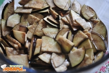 Шаг 1: Баклажан нужно заготовить заранее. Порезать …