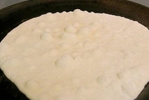 Шаг 4: Пропекать лепешку на сковородке нужно …