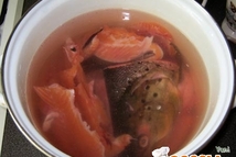 Шаг 2: Заливаем рыбные кусочки подсоленной водой …