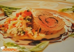 Рецепт: Восхитительный Мясной рулет (фаршированный травами)