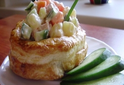 Слоеные «стаканчики» с салатной начинкой