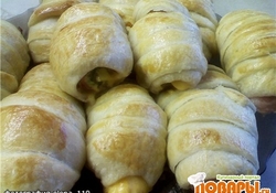 Рецепт: Закусочные рулетики из слоёного теста