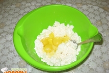 Шаг 3: Введите поочерёдно яйца и взбейте …