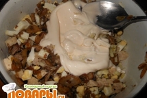 Шаг 7: Добавить измельченные яйца, выдавить чеснок, …