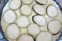 Шаг 2: Овощи моем, лук чистим. Баклажаны …