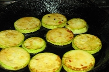 Шаг 1: Кабачок порезать кружочками и обжарить …