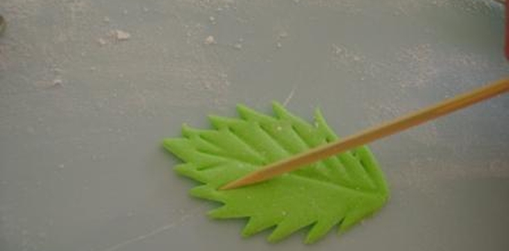 Шаг №12 МК ромашек и листочков от Annula