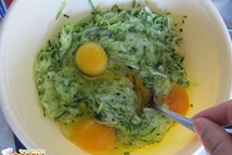 Шаг 2: Берем и моем кабачки, натираем …