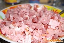 Шаг 2: Вынимаем мясо, нарезаем. Нарезаем кубиками …