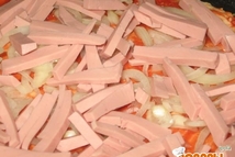 Шаг 3: затем уложите нарезанный лук, колбаску