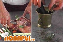 Шаг 1: Срежьте с бараньей ноги лишний …