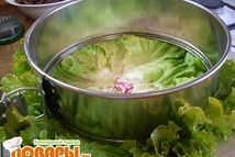 Шаг 4: Готовим салатную заправку- взбиваем вилкой …