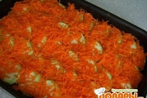 Шаг 3: сверху посыпаем сначала морковкой,