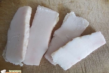 Шаг 3: Отдельно берем сало и нарезаем …