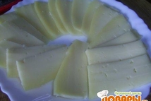 Шаг 5: Сыр режем тонкими пластинками. Включаем …