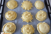 Шаг 5: Выкладываем пирожки на противень, застеленный …