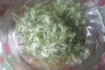 Шаг 3: На крупной терке натереть сыр, …