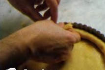 Шаг 5: Раскатайте тесто скалкой и вырежьте …