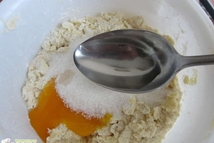 Шаг 3: В полученную смесь добавляем яичный …