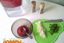 Шаг 2: Нарезать лук и зелень, добавить …