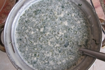 Шаг 3: Просеиваем муку и потихоньку добавляем …