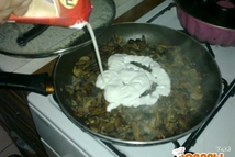 Шаг 3: Грибы обжарьте 20-30 минут, затем …