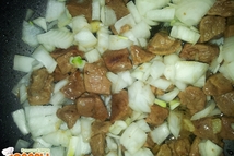 Шаг 2: Обжариваем мясо, нарезанное кубиками. Добавляем …