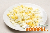 Шаг 2: Огурцы и яйца необходимо порезать …