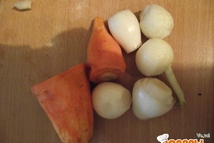 Шаг 2: Морковь и лук измельчаем, можно …